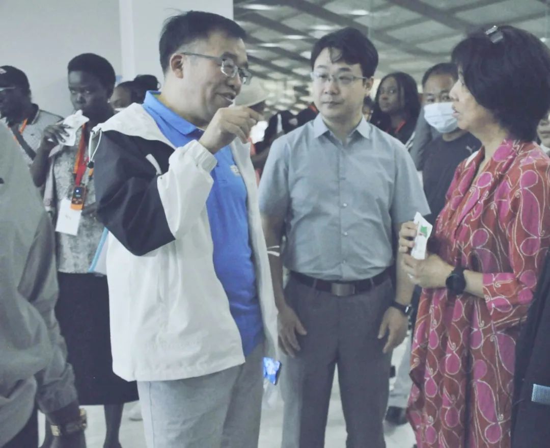 北京大学南南合作与发展学院教授、全球伙伴关系主任周咏梅一行莅临米兰(中国)平舆瑞亚牧业参观调研