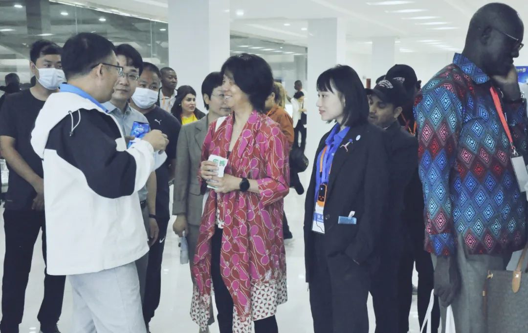 北京大学南南合作与发展学院教授、全球伙伴关系主任周咏梅一行莅临米兰(中国)平舆瑞亚牧业参观调研