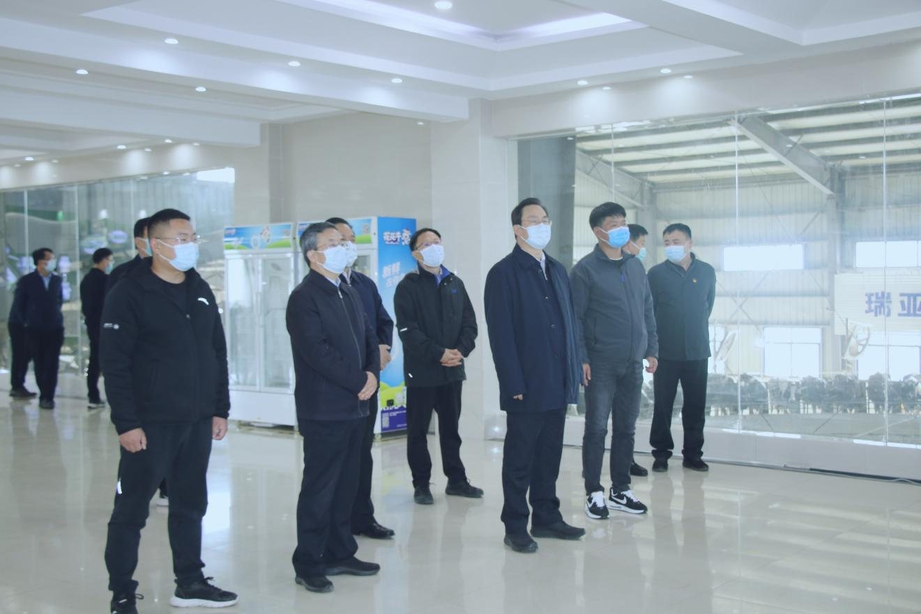 河南省人大常委会党组书记、副主任孔昌生莅临米兰(中国)鲁山瑞亚牧场参观调研