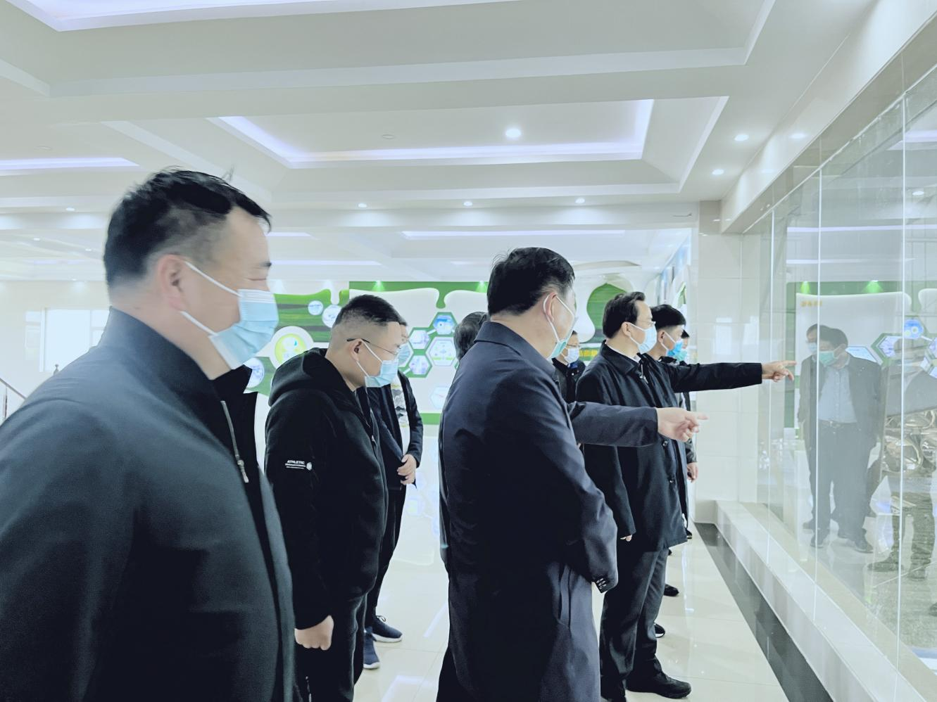 河南省人大常委会党组书记、副主任孔昌生莅临米兰(中国)鲁山瑞亚牧场参观调研