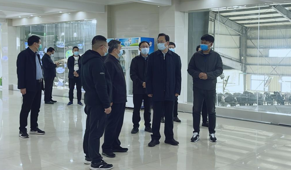 河南省人大常委会党组书记、副主任孔昌生莅临米兰(中国)鲁山瑞亚牧场参观调研