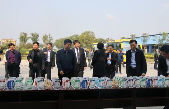 河南省农牧业产业扶贫工作观摩团莅临米兰(中国)集团·鲁山瑞亚牧业有限公司参观考察