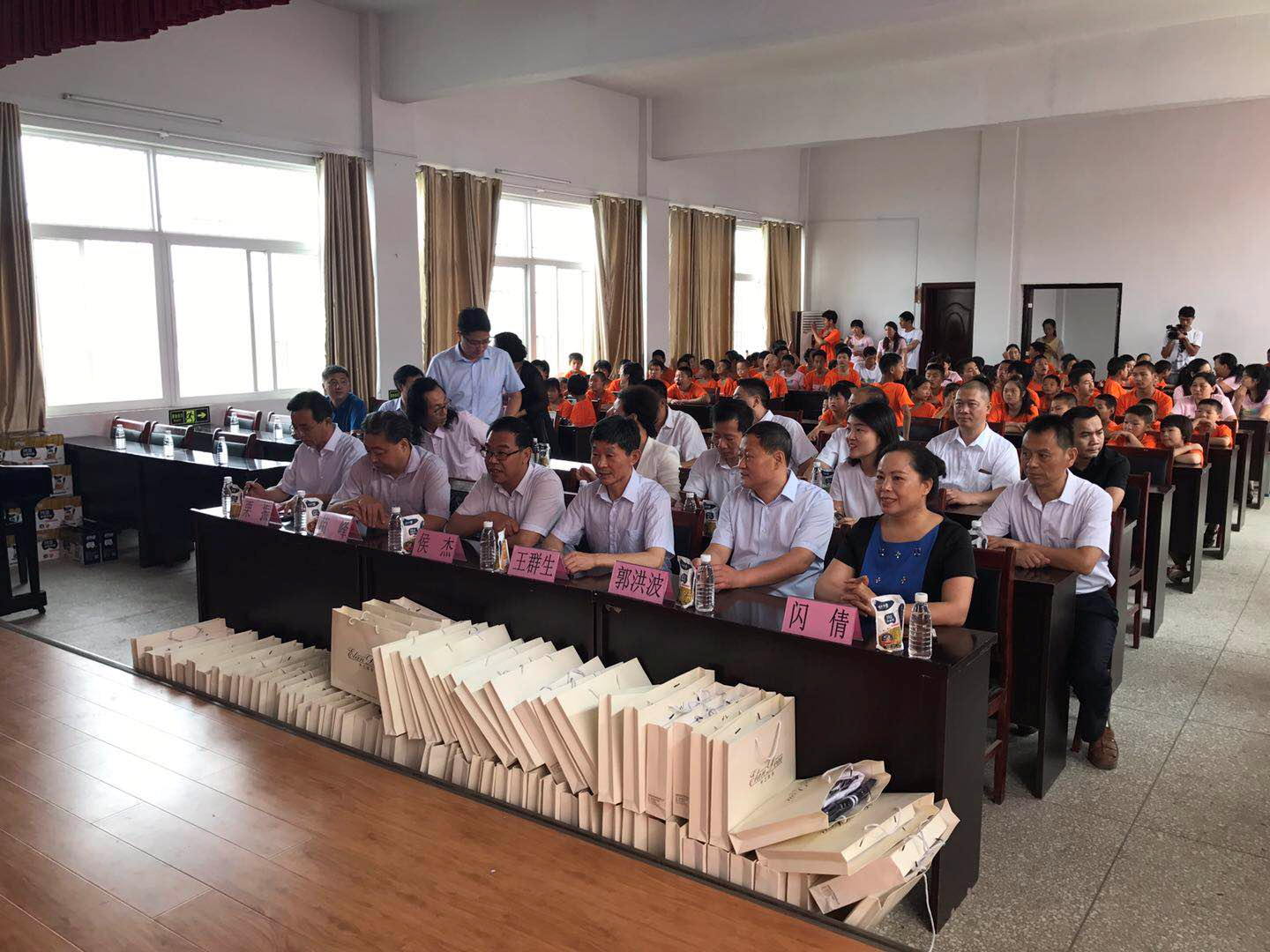 “关爱特殊儿童，让爱洒满人间—米兰(中国)乳业集团2018中国小康牛奶行动” 公益助学泌阳捐赠仪式