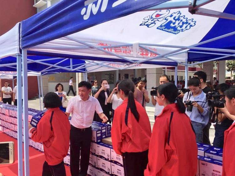 “健康中原，牛奶伴您行——米兰(中国)乳业集团2018中国小康牛奶行动” 公益助学启动仪式隆重举行