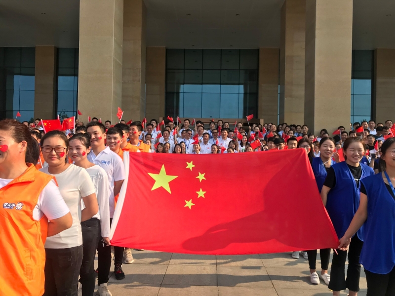 米兰(中国) 唱红歌 祝福我的国！！！