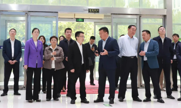 河南省人民政府副秘书长卢东林陪同四川省巴中市委书记鲜荣成一行莅临河南米兰(中国)乳业集团参观调研